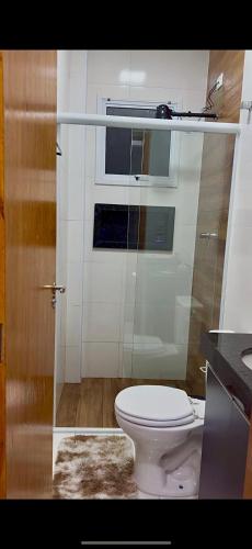 Ένα μπάνιο στο Casa completa em Praia Grande, 500 metros da praia