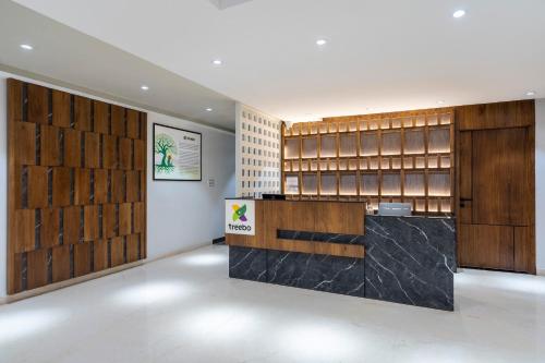 Ο χώρος του λόμπι ή της ρεσεψιόν στο Treebo Pride Inn Aero, Shamshabad