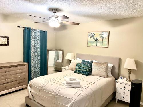 Una cama o camas en una habitación de 22 min to Beach-2 bd room-Self check in -sleep 6-BBQ-WD