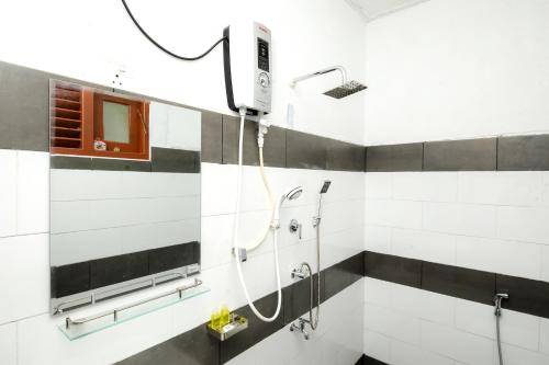 un baño con ducha y cabezal de ducha en Surf Dine, en Matara