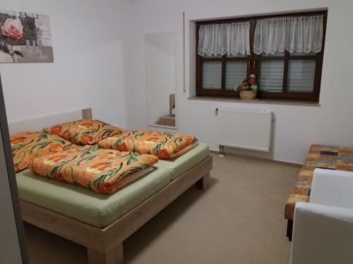 a bedroom with a bed and a window at Fehaus Johannesberg in Waltershausen