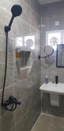 Ванна кімната в Tiwi Santorini