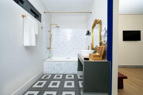 un baño con bañera y lavabo en Vrest Hotel Otres Beach, en Sihanoukville