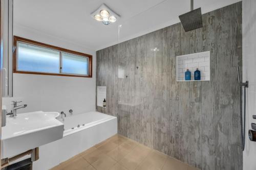 Phòng tắm tại Ocean Lookout 69 Bunga St Magnificent ocean view