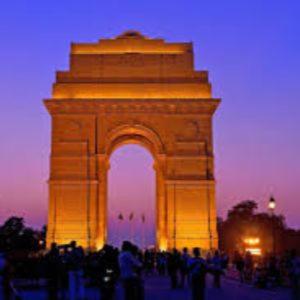 una torre del reloj con una multitud de personas delante de ella en The Hosteller Delhi, International Airport, en Nueva Delhi