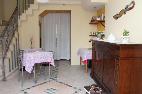 uma sala de estar com duas mesas e uma escada em L'incanto del mare em Acciaroli