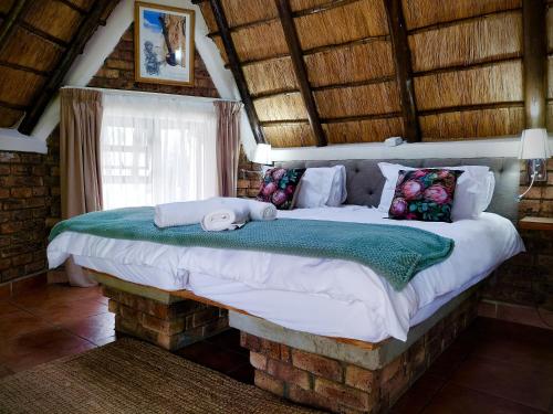 Ένα ή περισσότερα κρεβάτια σε δωμάτιο στο Selukwe Safari Lodge