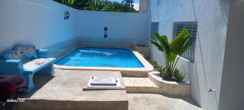 a swimming pool in the middle of a patio at Jeremi Apartamentos in Colorado