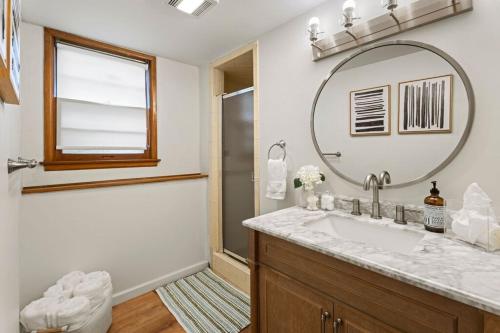 Ένα μπάνιο στο Fire Pit, Fully Stocked, Family-Friendly Oasis