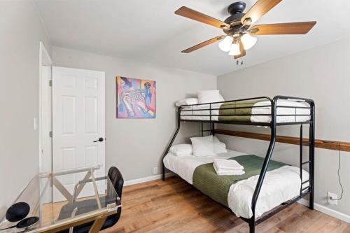 Ένα ή περισσότερα κρεβάτια σε δωμάτιο στο Fire Pit, Fully Stocked, Family-Friendly Oasis