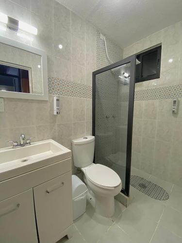 a bathroom with a toilet and a sink and a shower at Departamento Nubes in Tuxtla Gutiérrez