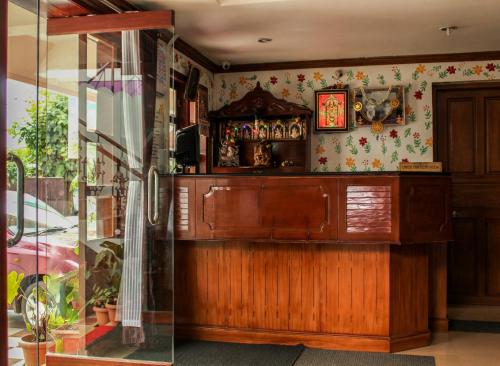 un bar en una habitación con ventana en Smm Cottage, en Munnar