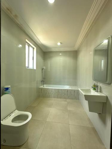 Un baño de Waves & Relaxation Elegant 2BR at OceanGreen