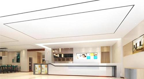 a lobby with a large white ceiling at City Comfort Inn Shantou Tianshan Road Xinyicheng in Xialian