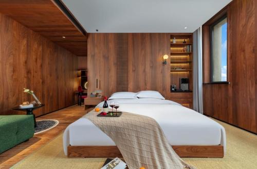 um quarto com uma cama grande e um sofá verde em Floral Hotel em Datong