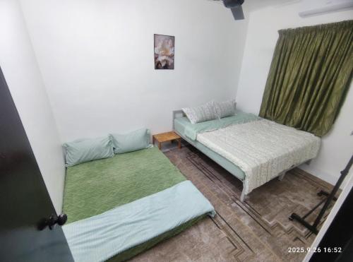 En eller flere senge i et værelse på 28 Pauh Indah Homestay