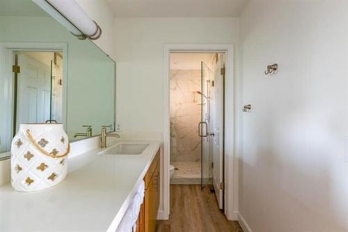 Ένα μπάνιο στο Spacious 4bd Home with Pool and Hot Tub