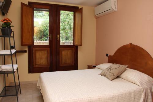 um quarto com uma cama branca e uma janela em L'incanto del mare em Acciaroli