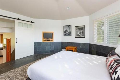 Ένα ή περισσότερα κρεβάτια σε δωμάτιο στο Spacious 4bd Home with Pool and Hot Tub