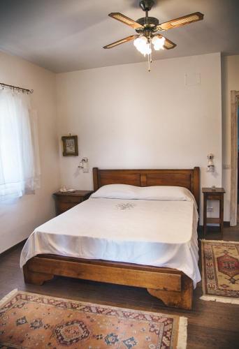 a bedroom with a bed and a ceiling fan at Don Carlo Agriturismo di Charme Bio in Le Pioppe