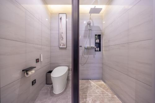 Koupelna v ubytování 云颐自在酒店鄂尔多斯东胜区全民健身中心店