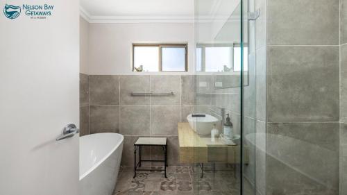 Koupelna v ubytování Waterfront Ocean Cottage