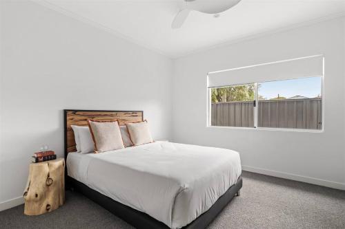 Giường trong phòng chung tại Burnished Bay - Coastal Luxe near Abbey Beach