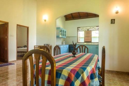una cocina con una mesa con un mantel colorido en Hikkaduwa magnoon villa, en Hikkaduwa