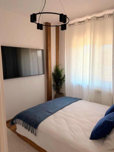a bedroom with a large bed and a window at ParkView in Craiova
