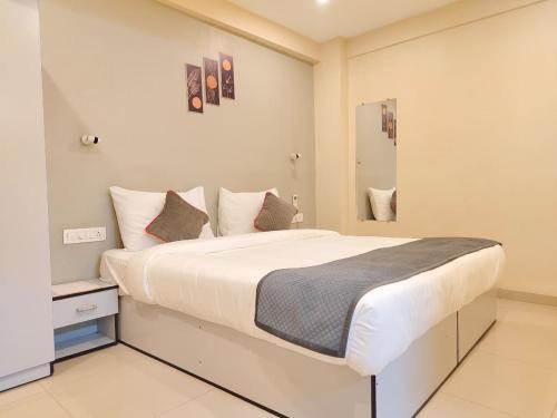 Una cama o camas en una habitación de Turquoise Kharadi A Business Hotel