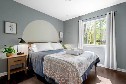 ein Schlafzimmer mit einem Bett und einem Fenster in der Unterkunft SpiderMan in SNP~FamilyGetaway~Arcade~HotTub~ESVE in Fairview