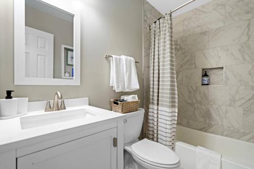 ein Badezimmer mit Waschbecken, Toilette und Dusche in der Unterkunft SpiderMan in SNP~FamilyGetaway~Arcade~HotTub~ESVE in Fairview