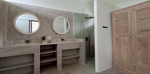a bathroom with a sink and a mirror at Sarang Jati Mansion in Ban Saiyuan (1)