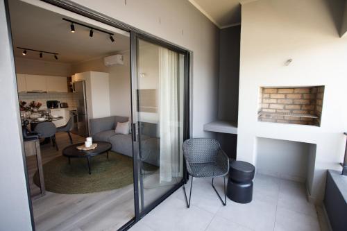 克尼斯纳303 Seahorse - Premium 2 Bedroom Apt with Pool & Parking的客厅设有玻璃门,可通往厨房