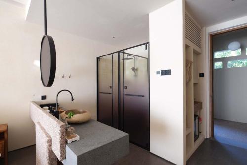 a room with a glass door and a table at Shanyu Art Garden Homestay in Fuzhou