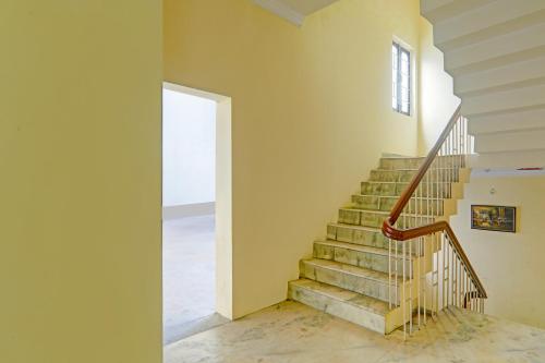 勒克瑙FabHotel Anant的窗户房子里的楼梯