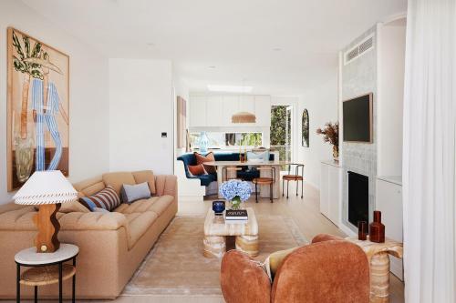 una sala de estar con un sofá y una mesa en Beachfront Bliss at Clovelly, en Clovelly