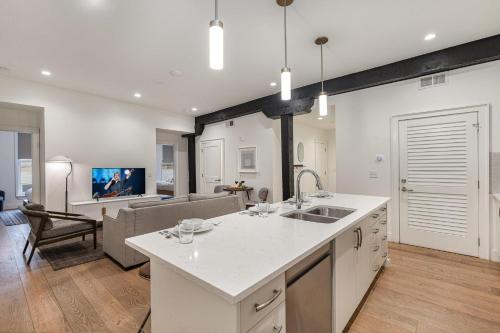 ナッシュビルにあるThe Saddlery - Spotlight - 2 Min Walk to Broadwayのシンク付きのキッチンとリビングルーム