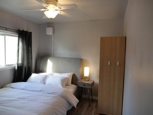 En eller flere senge i et værelse på Cozy Loft in Kingston