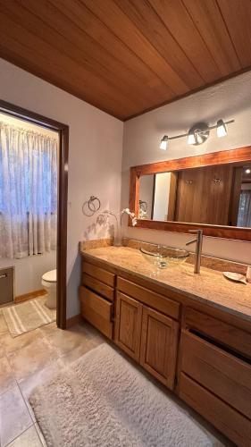 Ванная комната в New Skyline sunset anacortes 3 beds 3 baths