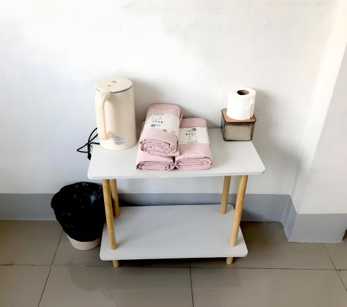 een witte tafel met rollen toiletpapier erop bij Oh My Nap- Sukhumvit Soi 3 BTS Nana in Bangkok