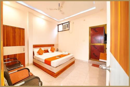 pokój hotelowy z łóżkiem i łazienką w obiekcie Tarunpura Road Giridhari The Rama- Krishna Palace Near Ram-Janam-Bhoomi # Railway Station - Free Wifi and Parking Available - Fully Air Conditioning Rooms - Best Premium Hotel In Ayodhya w mieście Ayodhya