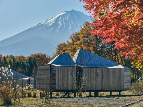 una casa con una montaña al fondo en SANU 2nd Home 河口湖2nd, en Fujikawaguchiko