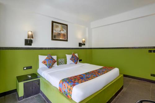 Ένα ή περισσότερα κρεβάτια σε δωμάτιο στο FabHotel DDHYANA The Wellness Centre and Resort