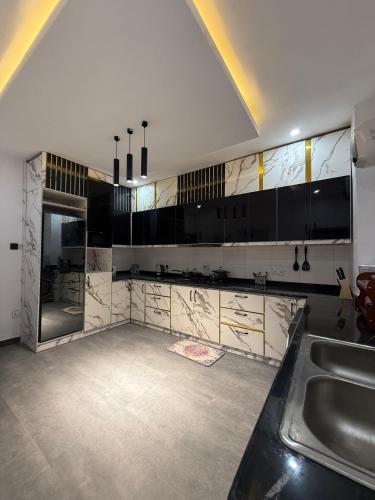 Kuchyň nebo kuchyňský kout v ubytování Quantum Havens -New York