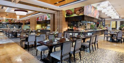 Un restaurante u otro lugar para comer en InterContinental Tangshan by IHG