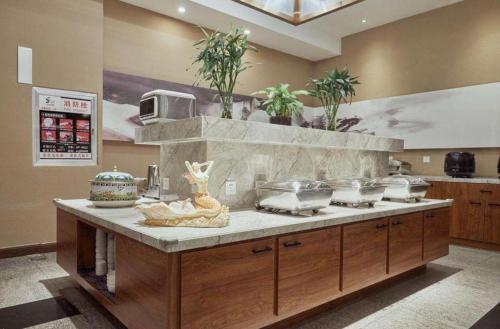 O bucătărie sau chicinetă la Hohhot Shanghua Boutique Hotel