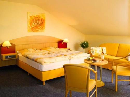 MainhardtにあるHotel Schochの大きなベッドとソファが備わるホテルルームです。