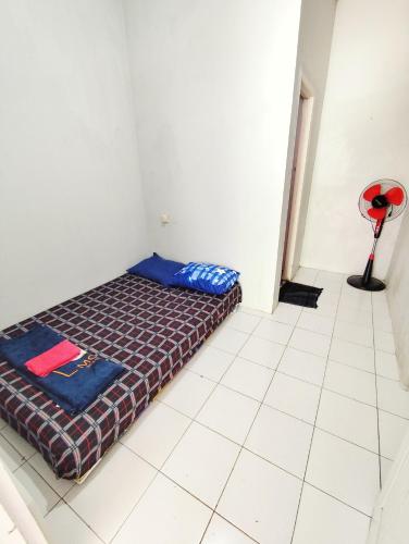 Postel nebo postele na pokoji v ubytování Jess House by Slamet