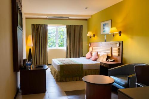 Postel nebo postele na pokoji v ubytování Ramada Katunayake